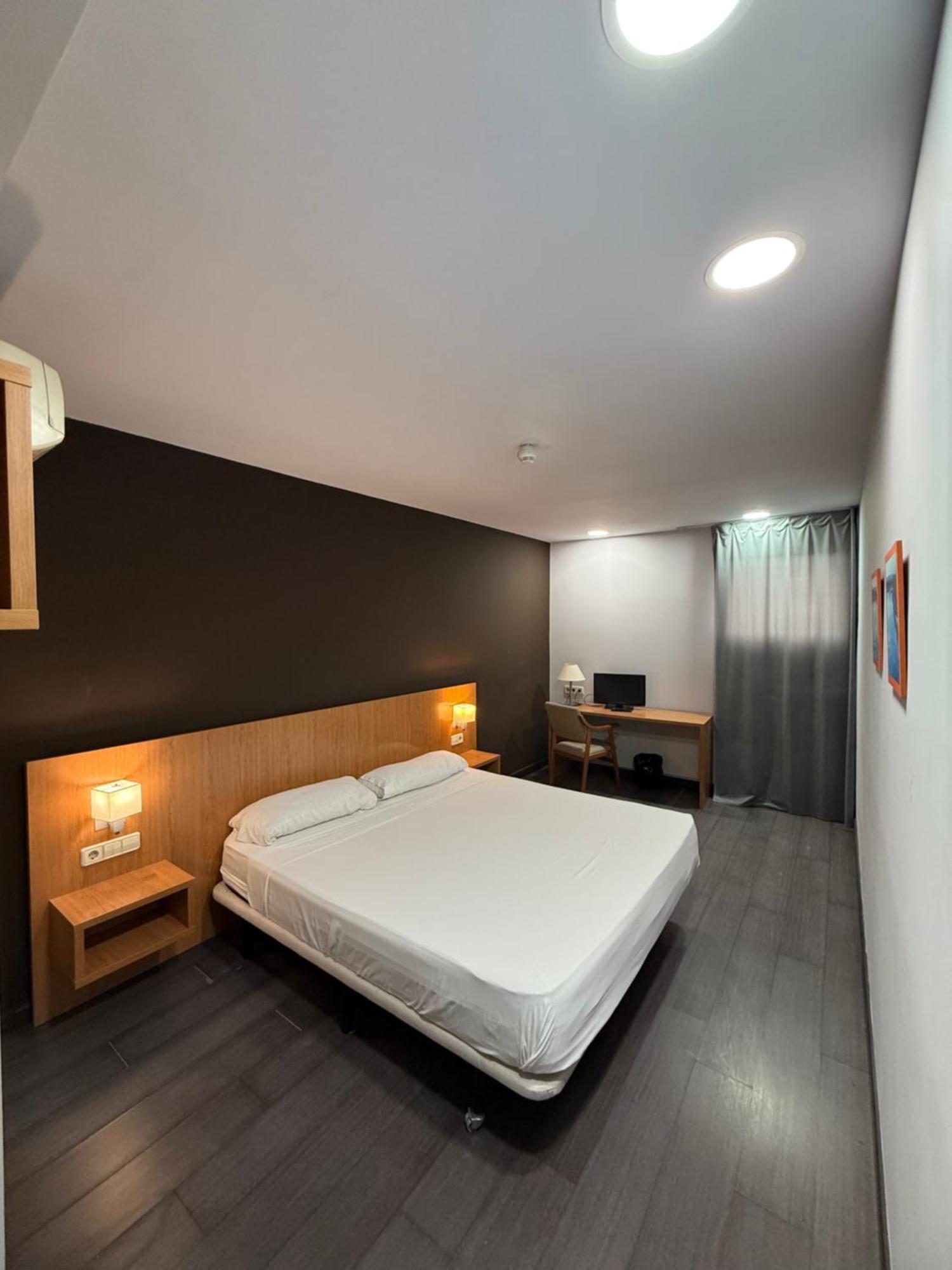 Hostal Mediterranea Madryt Zewnętrze zdjęcie