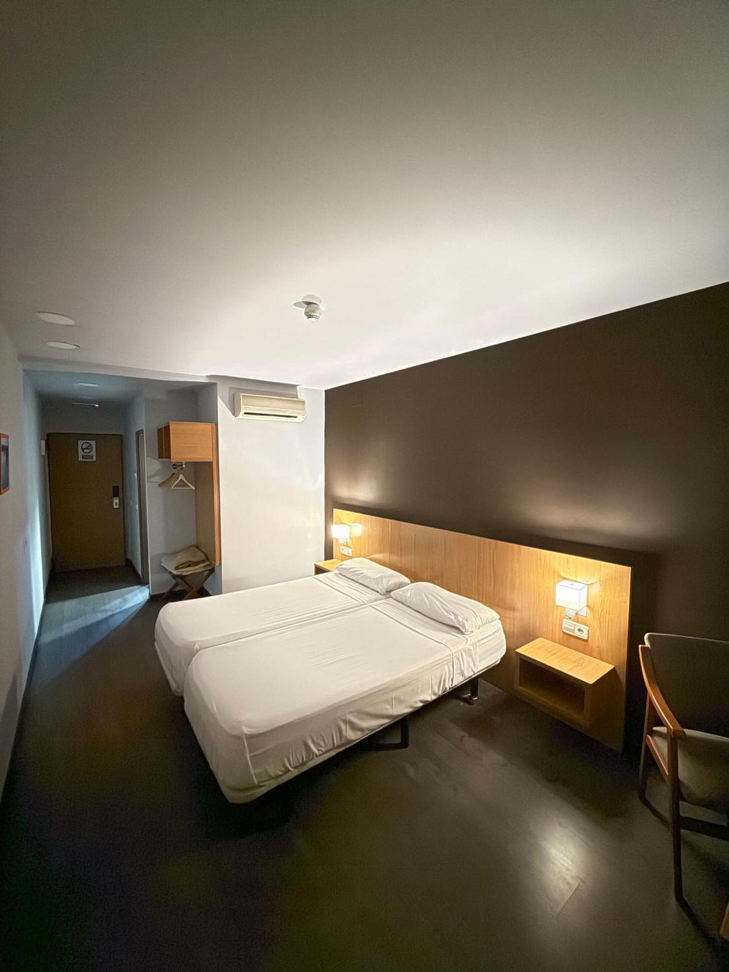 Hostal Mediterranea Madryt Zewnętrze zdjęcie